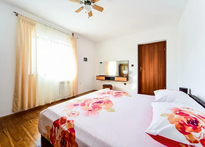 بيت للعطل House & Palaca Donji Zemunik