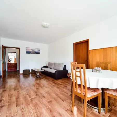 House & Palaca Feriehus Donji Zemunik