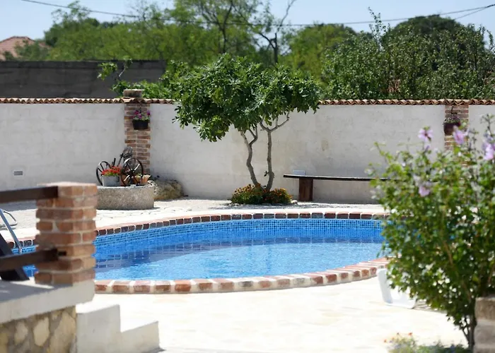 House & Palaca Donji Zemunik